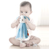 Bébé assis mordillant un doudou plat chiot aux couleurs douces - Bébé Lova