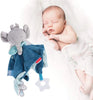 Doudou plat éléphant bleu posé près d’un nouveau-né endormi - Bébé Lova
