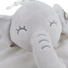 Gros plan sur le visage brodé du doudou plat éléphant gris - Bébé Lova