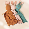 Collection de doudous lapins en mousseline disponibles en plusieurs couleurs douces pour bébé - Bébé Lova