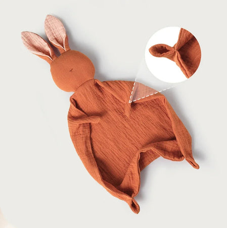 Doudou lapin en mousseline couleur terracotta avec zoom sur les finitions et les nœuds du tissu - Bébé Lova