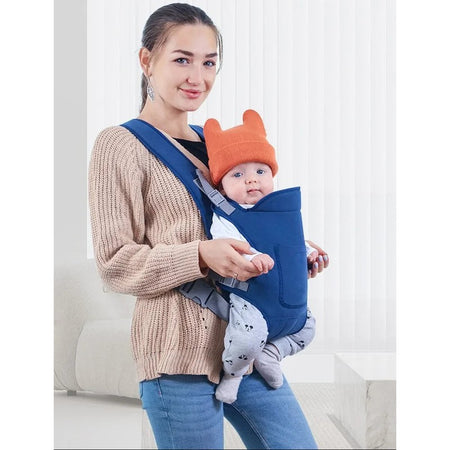 Maman portant son bébé face à elle avec une écharpe de portage bleu marine - Bébé Lova