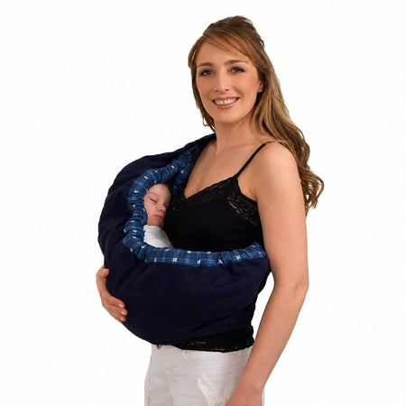 Écharpe de portage bleu marine avec nouveau-né endormi confortablement contre sa maman - Bébé Lova