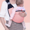 Écharpe de portage BabySling rose avec bébé en position ergonomique - Bébé Lova