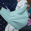 Gros plan sur l'écharpe sling menthe portée avec bébé installé dans la poche - Bébé Lova