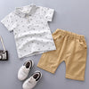 Ensemble 2 pièces garçon polo gris à ancres et short beige présenté à plat - Bébé Lova