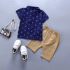 Ensemble 2 pièces garçon polo marine à ancres et short beige présenté à plat, vue rapprochée - Bébé Lova