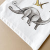 Détail du motif brachiosaure imprimé sur t-shirt bébé blanc - Bébé Lova