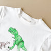 Gros plan sur imprimé tyrannosaure vert sur t-shirt bébé été - Bébé Lova
