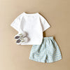 Vue arrière de l’ensemble bébé avec short bleu à carreaux - Bébé Lova