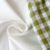 Texture du tissu blanc et short à carreaux verts de l’ensemble bébé - Bébé Lova