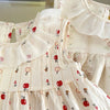 Détail des cols à volant de l'ensemble 2 pièces été bébé fille BloomSet motifs pommes et fleurs - Bébé Lova