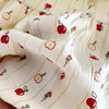 Gros plan sur le tissu léger de l'ensemble 2 pièces été bébé fille BloomSet motif pommes - Bébé Lova