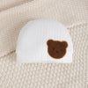 Bonnet bébé blanc côtelé orné d'un écusson ourson marron - Bébé Lova