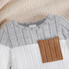 Gros plan sur le col côtelé et la poche marron du body bébé gris et blanc - Bébé Lova