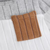 Détail de la poche marron contrastante cousue sur le body bébé côtelé - Bébé Lova