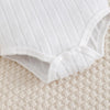 Détail des boutons pression à l'entrejambe du body bébé blanc pour faciliter le change - Bébé Lova