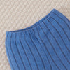 Gros plan sur la taille élastique du pantalon côtelé bleu de l'ensemble bébé - Bébé Lova