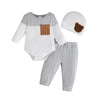 Ensemble 3 pièces bébé garçon gris et blanc présenté sur fond blanc avec bonnet ourson - Bébé Lova
