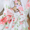 Détail de la broderie lapin avec fleurs roses sur l'ensemble blanc fleuri - Bébé Lova