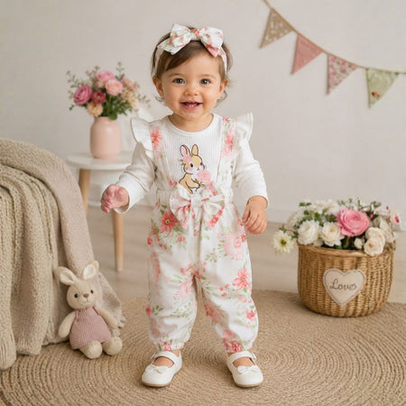 Petite fille de 12 mois portant l’ensemble fleuri avec motif lapin, bandeau assorti et chaussures blanches - Bébé Lova