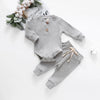 Ensemble côtelé gris, body manches longues et pantalon bébé, vu de face - Bébé Lova