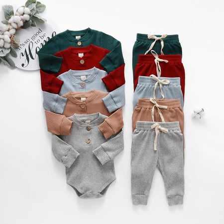 Plusieurs ensembles côtelés body et pantalon coordonnés présentés ensemble - Bébé Lova