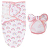 Ensemble couverture d'emmaillotage et bonnet à nœud motif arc-en-ciel rose présenté à plat - Bébé Lova