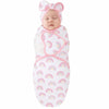 Bébé emmailloté dans la couverture motif arc-en-ciel rose avec bonnet à nœud coordonné - Bébé Lova