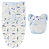 Ensemble couverture d'emmaillotage et bonnet à nœud motif baleines et dauphins bleus présenté à plat - Bébé Lova