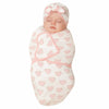Bébé paisible emmailloté dans la couverture motif cœur crème et rose avec bonnet turban à nœud - Bébé Lova