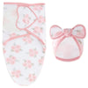 Ensemble couverture d'emmaillotage et bonnet à nœud motif fleurs roses présenté à plat - Bébé Lova