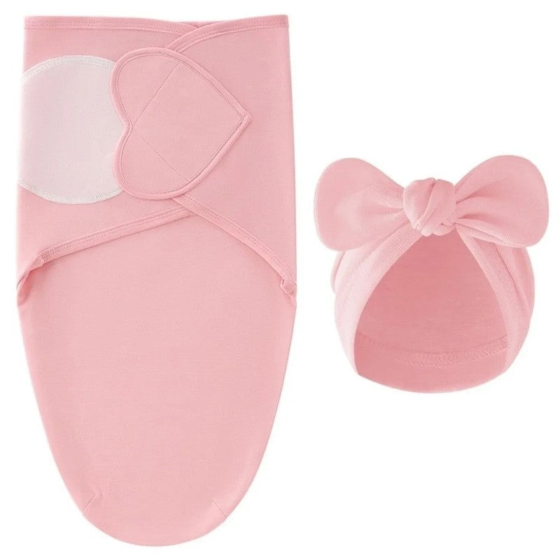 Ensemble couverture d'emmaillotage et bonnet à nœud coloris rose vif uni présenté à plat - Bébé Lova