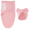 Ensemble couverture d'emmaillotage et bonnet à nœud coloris rose vif uni présenté à plat - Bébé Lova