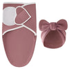 Ensemble couverture d'emmaillotage et bonnet à nœud coloris vieux rose à finitions blanches présenté à plat - Bébé Lova
