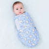 Bébé enveloppé dans un lange bleu à motifs oursons avec fermeture velcro - Bébé Lova