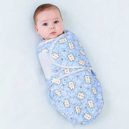 Bébé enveloppé dans un lange bleu à motifs oursons avec fermeture velcro - Bébé Lova