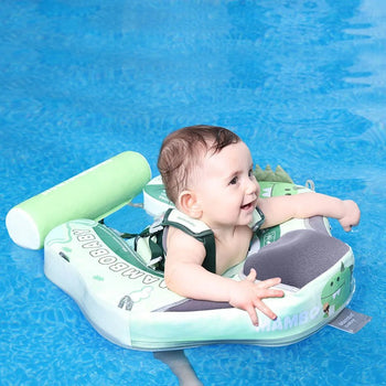 Bébé souriant dans un flotteur de natation non gonflable motif dinosaure dans une piscine - Bébé Lova