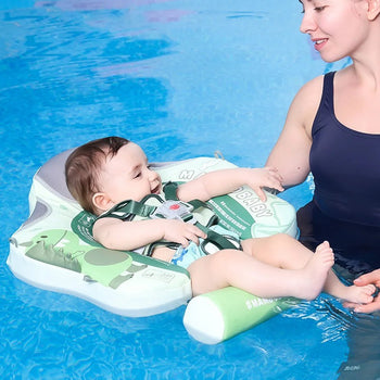 Bébé flottant en toute sécurité avec un adulte dans une piscine grâce au flotteur MamboBaby - Bébé Lova