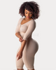 Gaine corps entier post chirurgie beige avec effet push-up fessier vue de profil sur mannequin femme - Bébé Lova