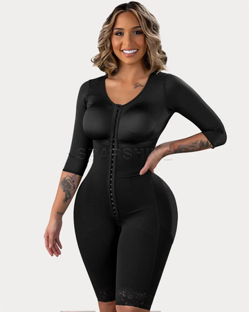 Gaine corps entier post chirurgie noire avec fermeture frontale et silhouette sculptante portée par une femme tatouée - Bébé Lova