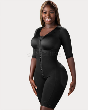 Gaine corps entier post chirurgie noire avec manches mi-longues et compression 3 niveaux portée de face par une femme souriante - Bébé Lova