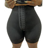 Femme portant une gaine noire gainante avec fermeture zip et maintien abdominal renforcé - Bébé Lova
