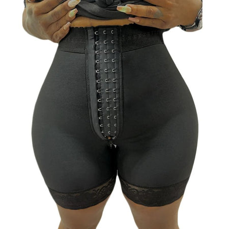 Femme portant une gaine noire gainante avec fermeture zip et maintien abdominal renforcé - Bébé Lova