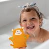 Petite fille souriante dans son bain avec gant de bain singe cartoon - Bébé Lova