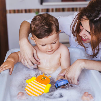 Bébé dans son bain avec maman et gant de bain abeille cartoon flottant - Bébé Lova