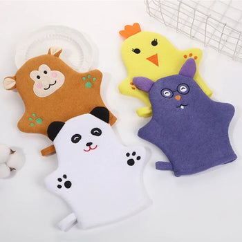 Quatre gants de bain animaux cartoon disposés sur fond clair pour enfant - Bébé Lova