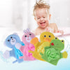 Bébé souriant dans son bain avec gants éponge marionnettes animaux colorés LoofahMitt - Bébé Lova