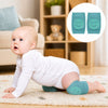 Bébé qui rampe avec genouillères vertes antidérapantes dans un salon chaleureux - Bébé Lova