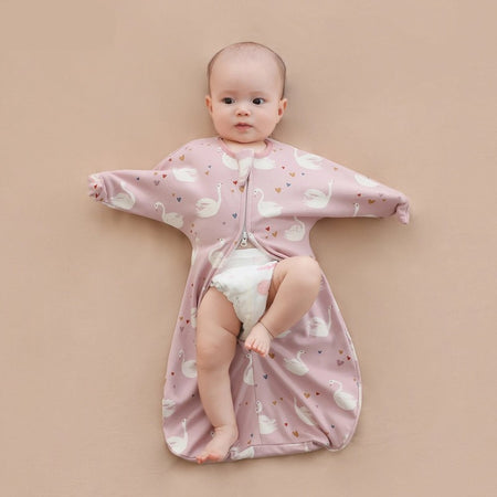Bébé dans sa gigoteuse ouverte grâce au zip double sens pour un change rapide - Bébé Lova